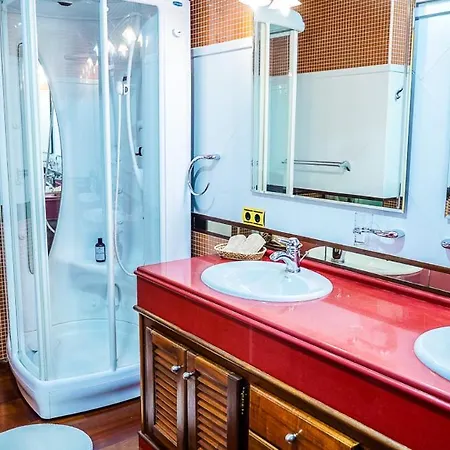 Villa Sleeps 8 With Pool And Wifi *