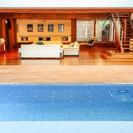 Villa Sleeps 8 With Pool And Wifi *